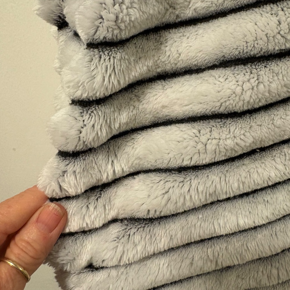 Soft fluffy pullover jacket - Picture 5 of 5